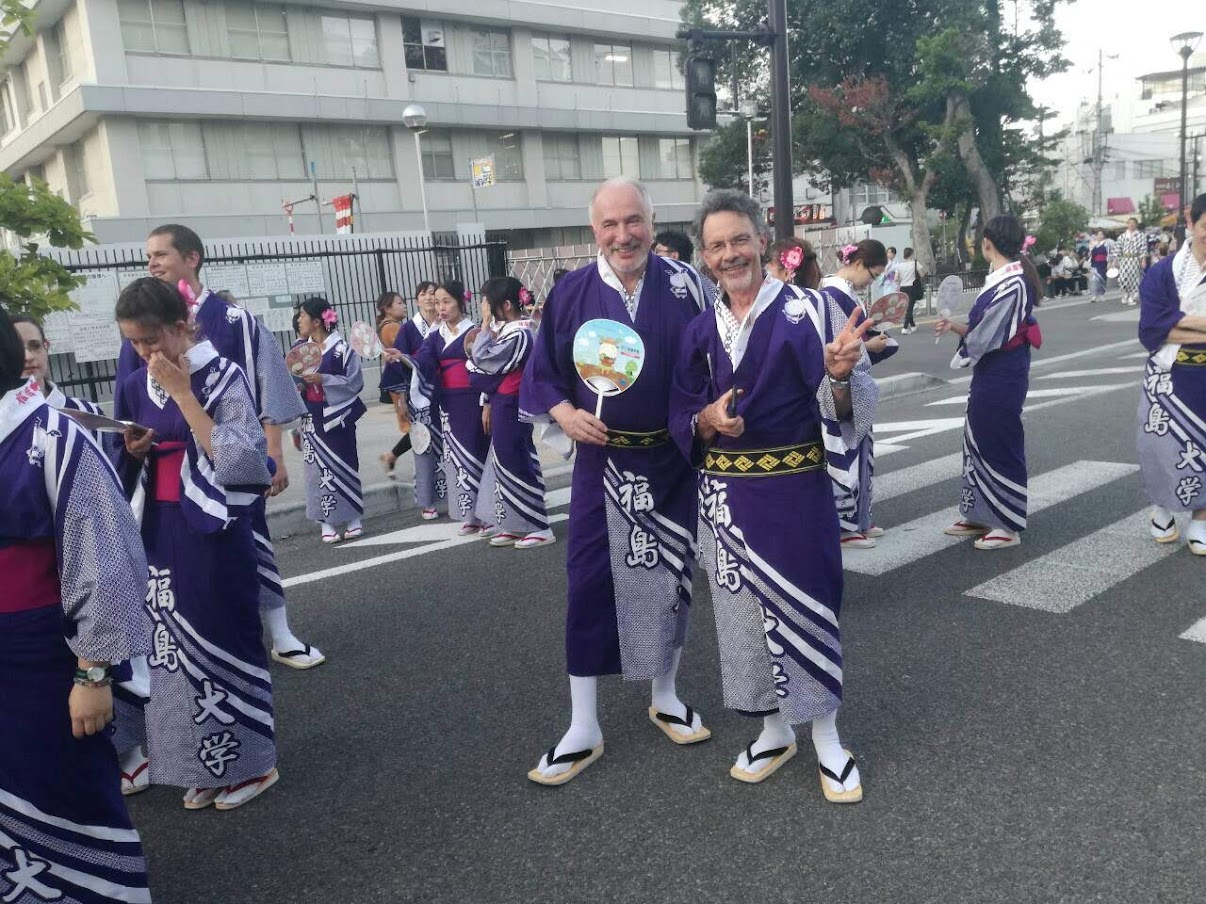浴衣を着てヒントン先生（IER客員教授）と福島の伝統祭、わらじ祭りに参加